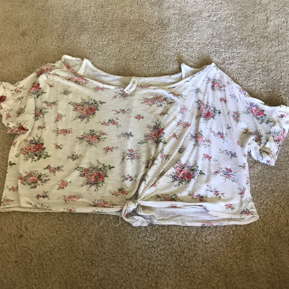 Flowy floral crop top perfect for summer!